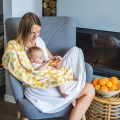 otulacz z muślinu bambusowego z grzechotką babyono 536/03.jpg