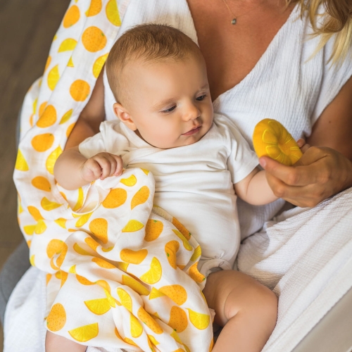 otulacz muślinowy z grzechotką babyono 536/03.jpg