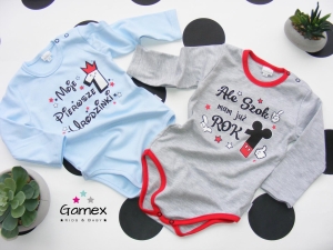 Body z napisem na rok dla chłopca szare lub błękitne Gamex Baby Fashion
