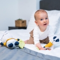 interaktywna zabawka dla niemowlaka z grzechotką babyono borsuk 1432.jpg