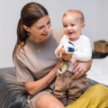 interaktywna zabawka dla niemowlaka z grzechotką babyono borsuk 1432.jpg