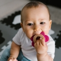 Gryzak drewniany silikonowy dla dziecka Hen Baby Ono 1075/03.jpg