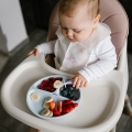 Silikonowy talerzyk z przyssawką dla niemowląt Baby Ono 1482/01 niebieski