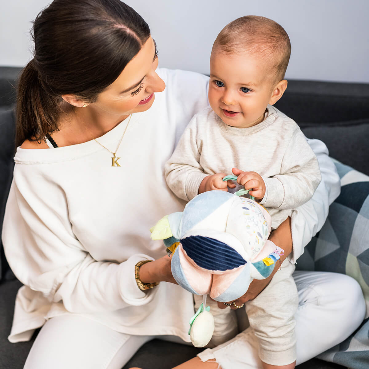 miękka piłka sensoryczna z metkami dla niemowląt babyono 1436